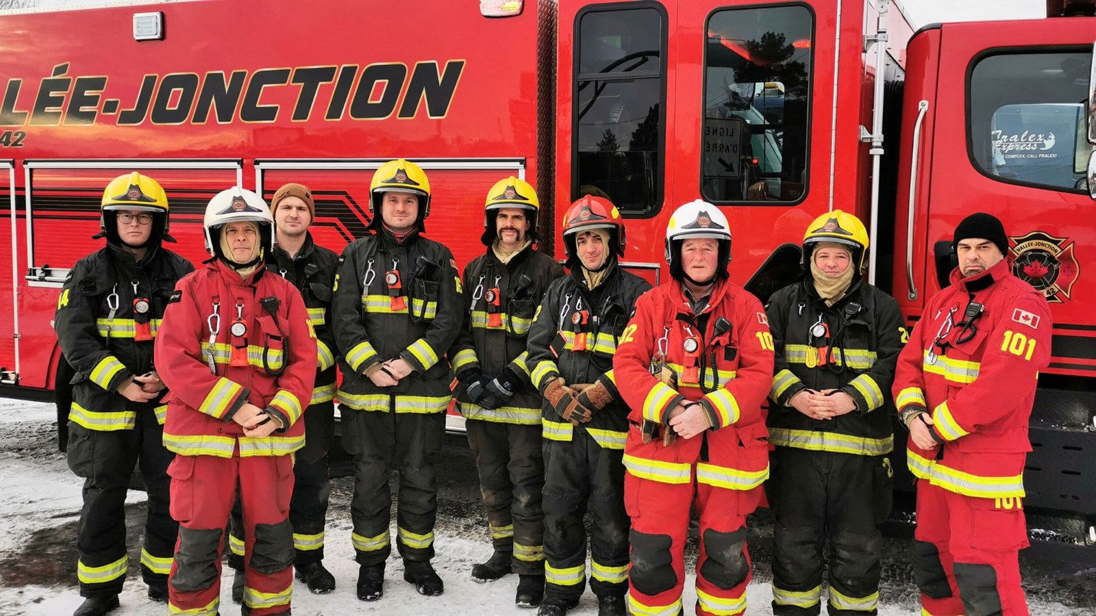 C'est le SSI de Vallée-Jonction qui a agi comme premiers répondants lors de l'accident du 18 décembre. On voit ici quelques uns des membres de la brigade qui ont assisté au rassemblement.