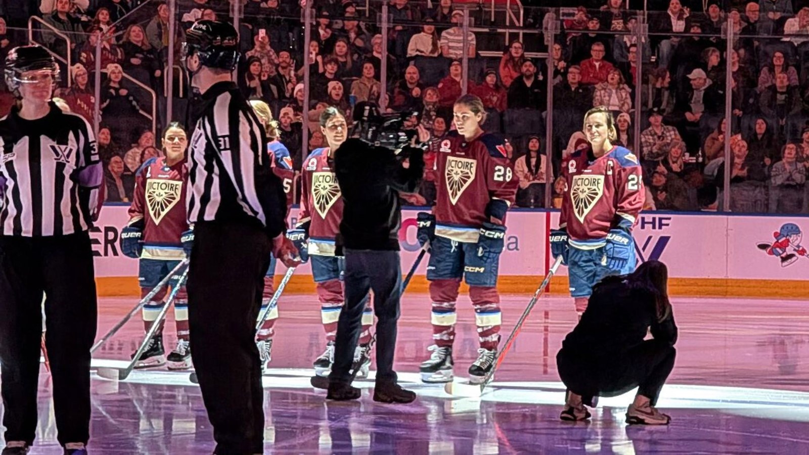 À l'extrême droite, la capitaine Marie-Philip Poulin, lors de la présentation des joueuses en début de match.