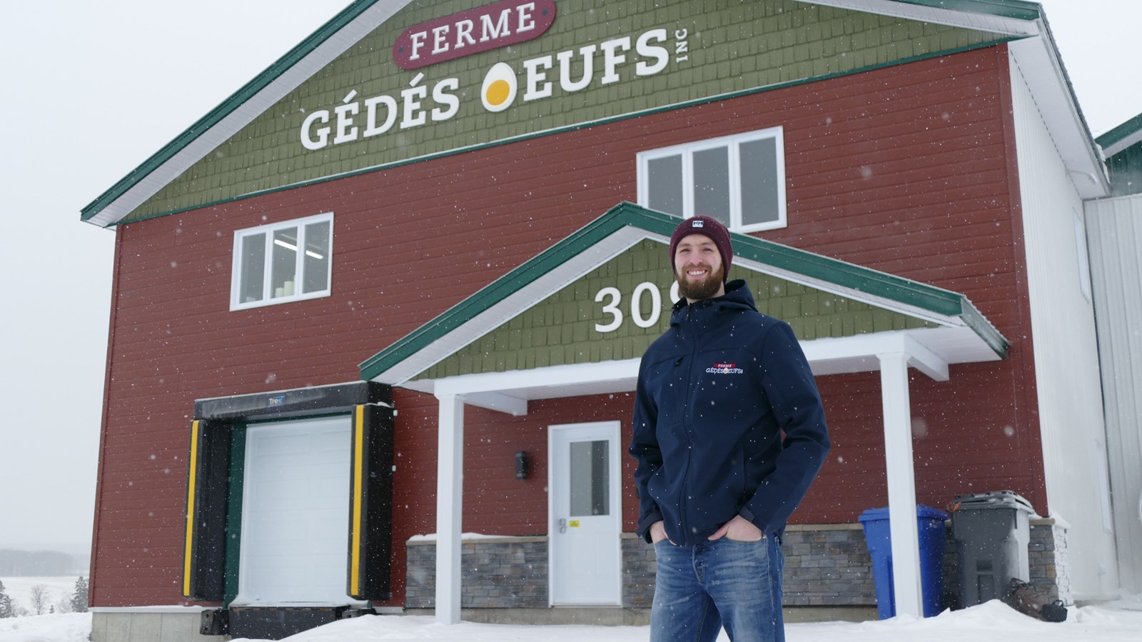 Charles-Éric Bouchard devant le nouveau bâtiment de la ferme