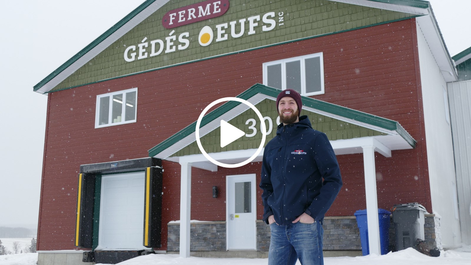 Charles-Éric Bouchard devant le nouveau bâtiment de la ferme