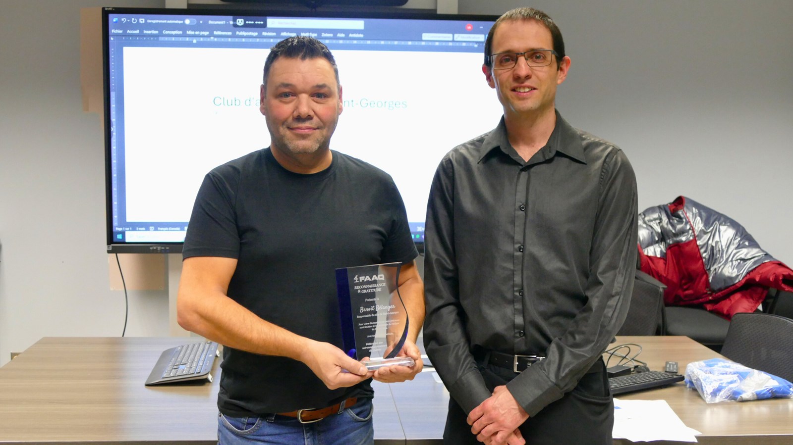 Benoît Bélanger, du club d'astronomie amateur de Saint-Georges et Jasmin Robert, directeur général de la Fédération des astronomes amateurs du Québec.