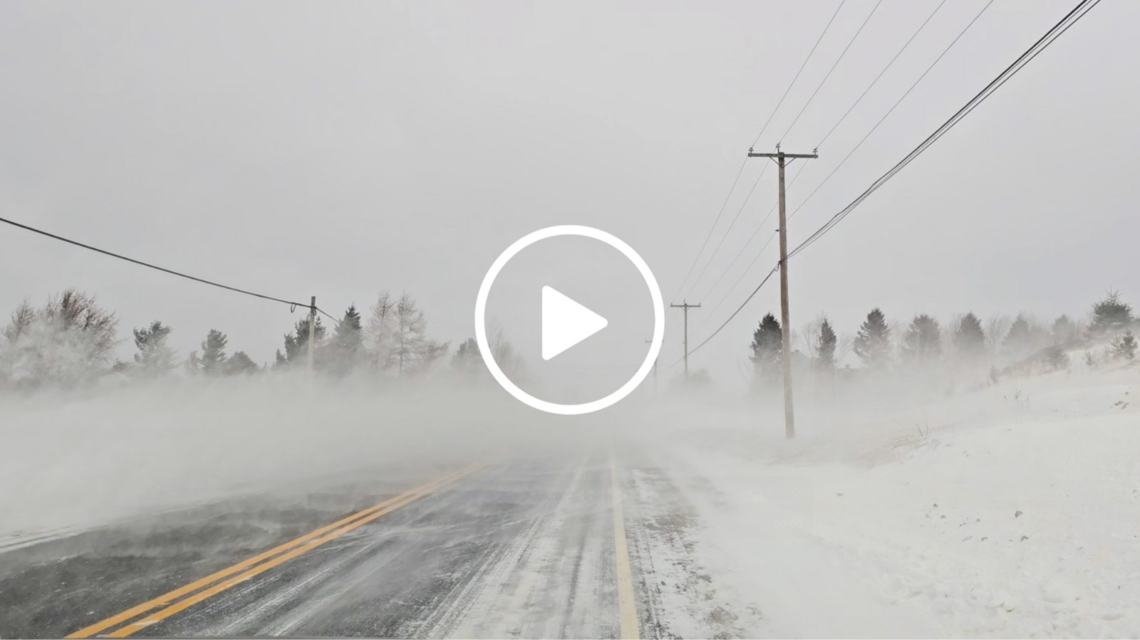 Les conditions sont très difficiles sur la route 108 avec le vent violent