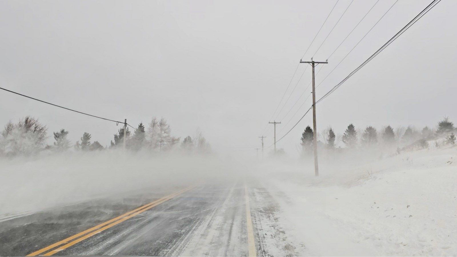 Les conditions sont très difficiles sur la route 108 avec le vent violent