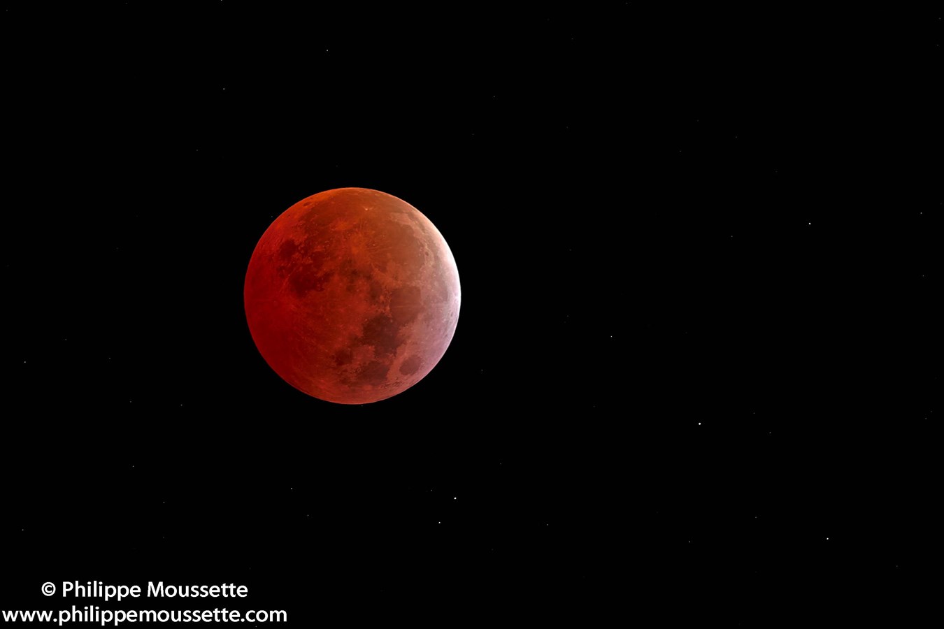 L’éclipse lunaire dans la lentille des astronomes et photographes amateurs 