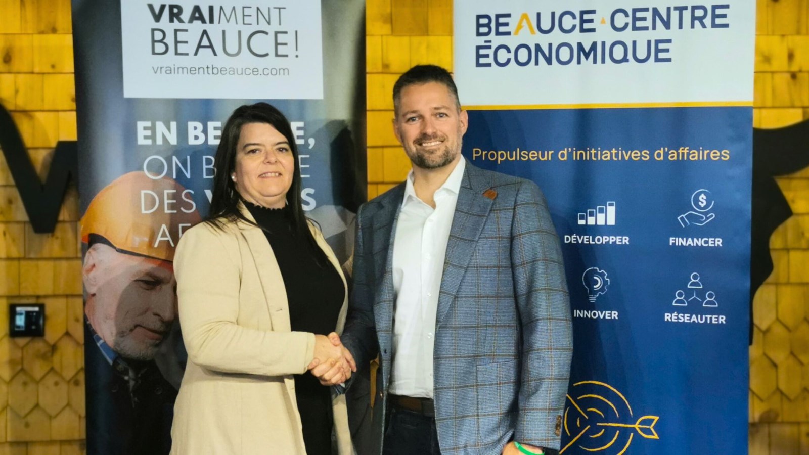 Passation des pouvoirs chez Beauce-Centre Économique alors que Dominic Paré a succédé à Pierre-André Bégin à la présidence du conseil d'administration.