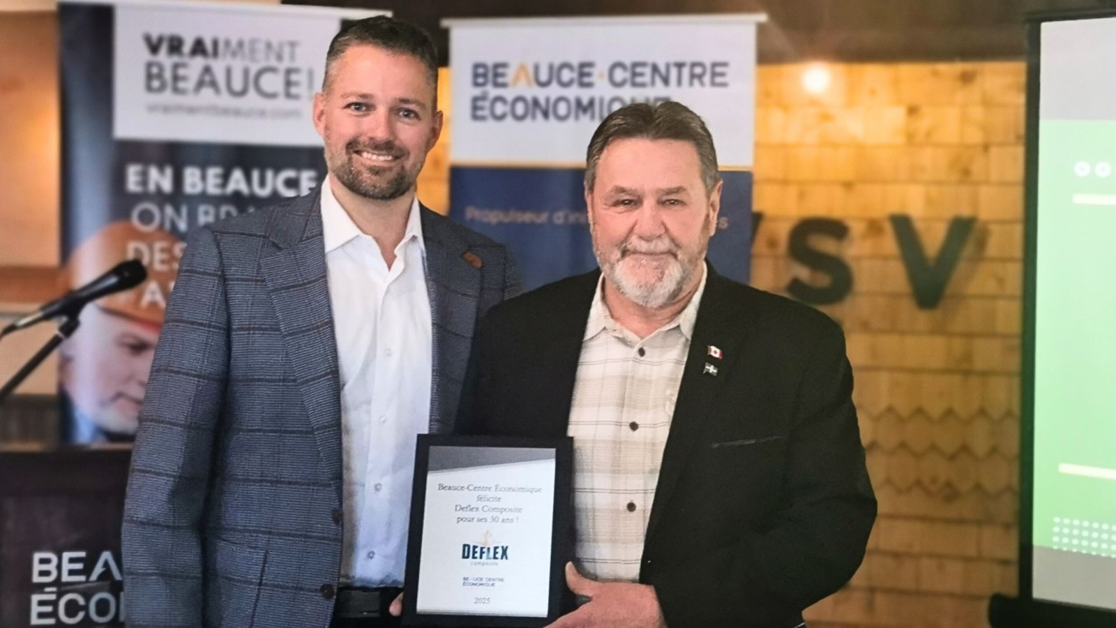 Le fondateur de Deflex composite, Serge Jacques, a reçu une plaque honorifique des mains de Pierre-André Bégin, pour les 30 ans de son entreprise établie à Sant-Victor.