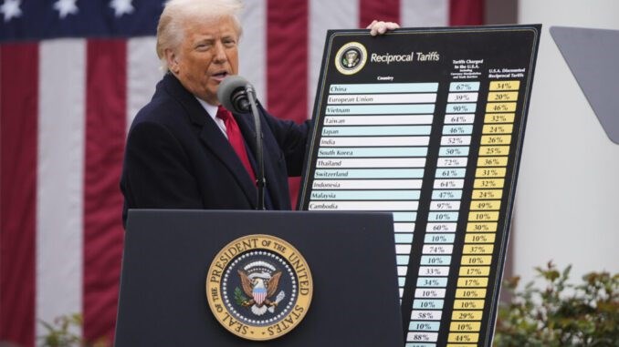Le président américain Donald Trump présente la liste des droits de douane réciproques, le mercredi 2 avril 2025. (AP Photo/Mark Schiefelbein)