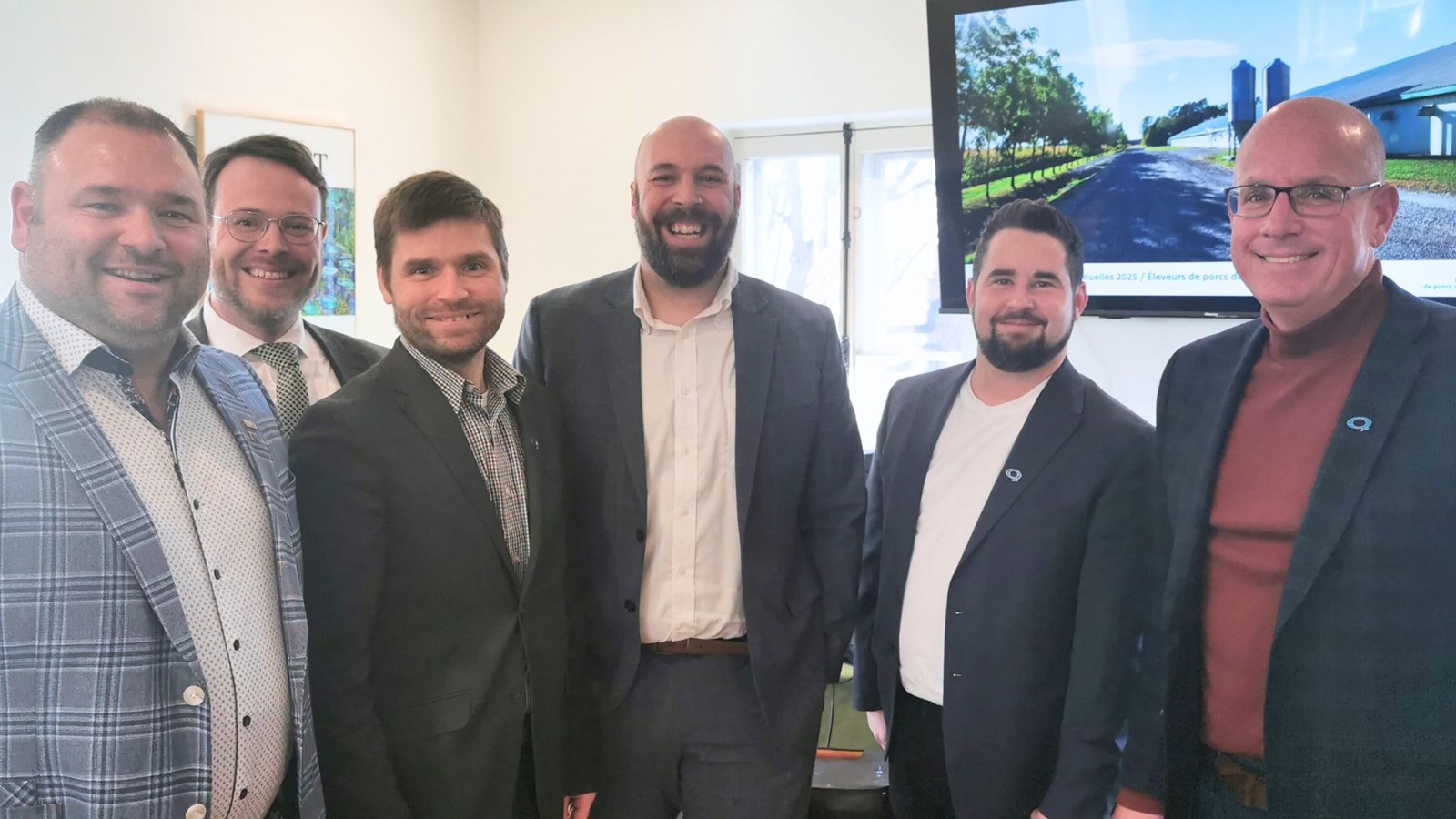 De gauche à droite, Pascal Leclerc, 2e vice-président de l'UPA Chaudière-Appalaches, Marc-Antoine Parent et René Roy, respectivement secrétaire et président des Éleveurs de porcs de la Beauce, ainsi que Louis-Philippe Roy, Sébastien Pagé et François Nadeau, respectivement président, 1er vice-président et 2e vice-président des Éleveurs de porcs du Québec.