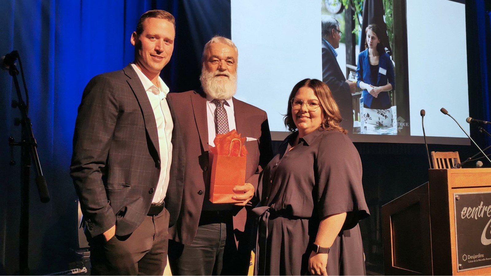 Le président de la CCINB, Jeff Cantin, et la directrice générale de l'organisme, Marie-Christine Lavoie, ont remis un petit cadeau d'appréciation au président d'honneur de la soirée, Yvan Labbé.