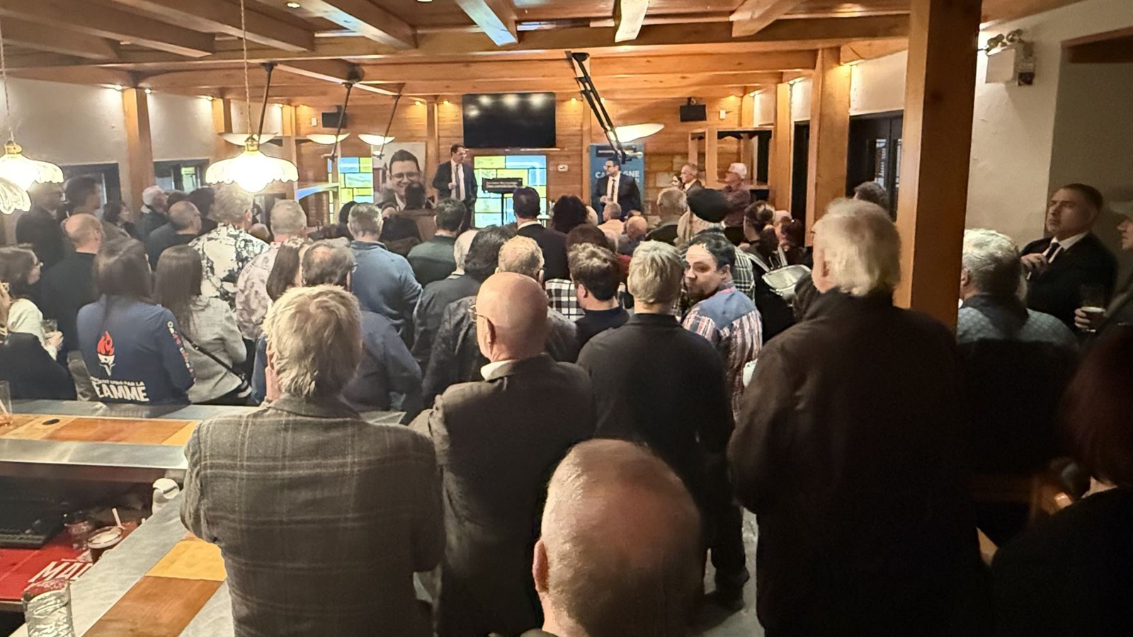 Plus d'une centaine de partisans sont venus entendre le candidat à la chefferie de la CAQ, Bernard Drainville, lors d'un rassemblement hier soir, au Georgio Resto-Bar de Saint-Georges.
