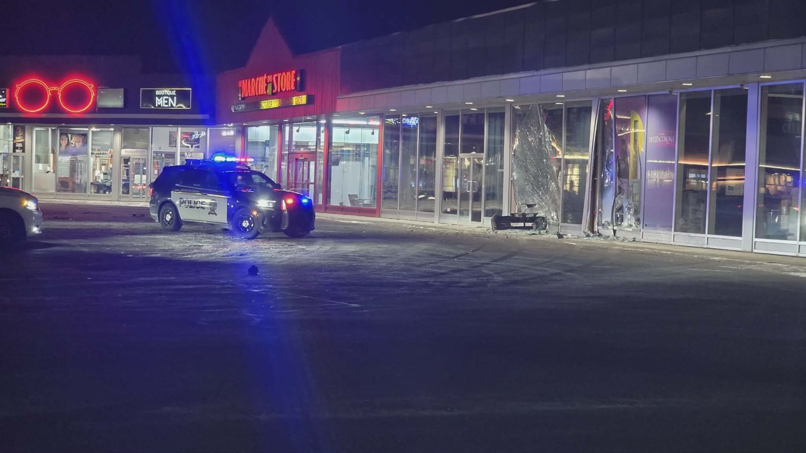 Saint-Georges: une voiture brise plusieurs vitres sur un stationnement
