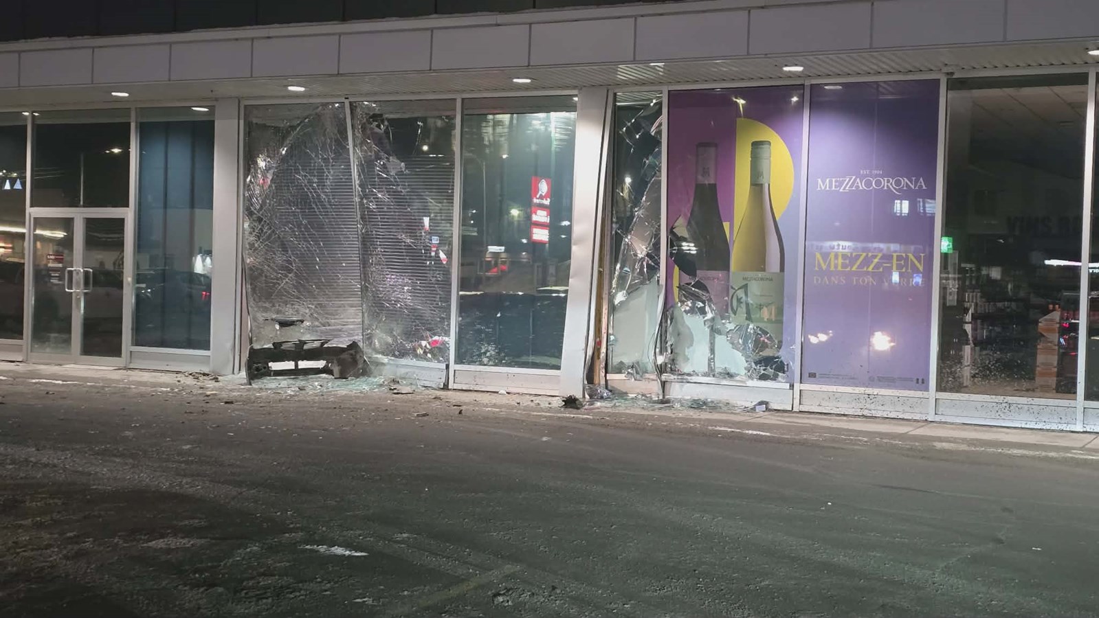 Saint-Georges: une voiture brise plusieurs vitres sur un stationnement