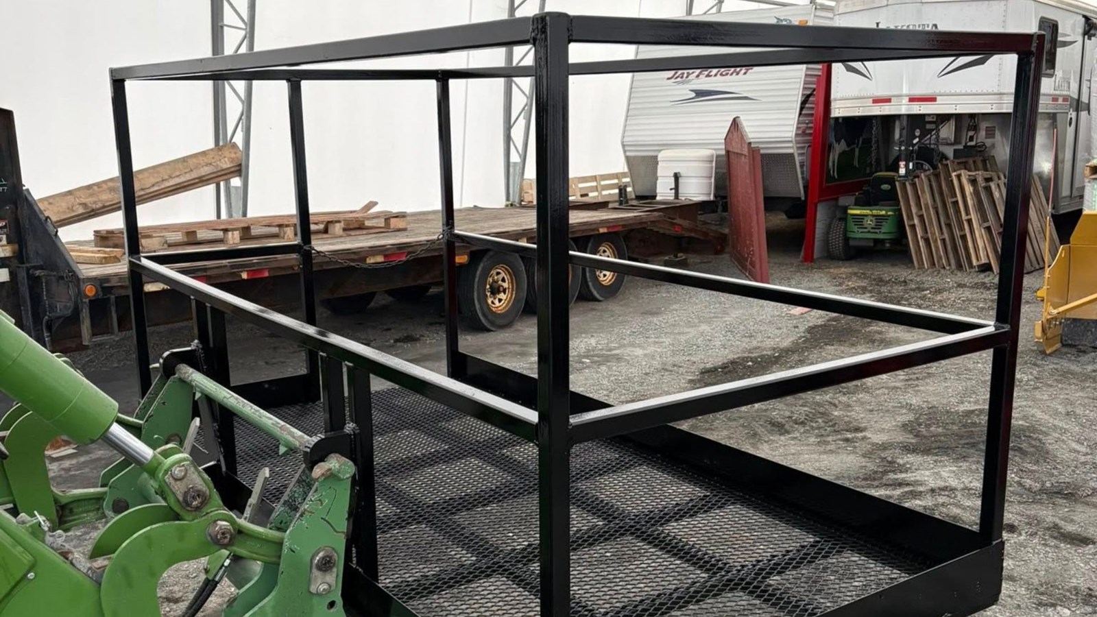 Voici la cage métallique pour travailler sécuritairement en hauteur, fabriquée par le frère de Martin Rodrigue, Daniel.