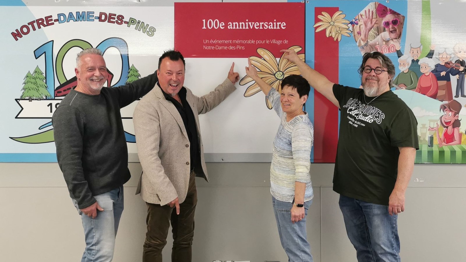 Le maire de Notre-Dame-des-Pins, Alain Veilleux, le président du comité du Centenaire, Carol Gilbert, la coordonnatrice, Marie-Andrée Quirion, ainsi que le directeur artistique de l'événement, Johan Audet.