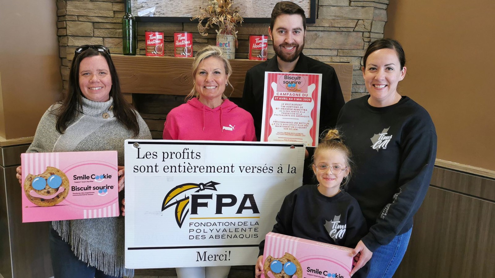 De gauche à droite, Emmanuelle Durocher et Valérie Cloutier, respectivement présidente et secrétaire-trésorière de la Fondation, le coordonnateur de la campagne, Sylvain Poulin, et la propriétaire de la franchise Tim Hortons de Saint-Prosper, Émilie Couture, en compagnie de sa fille, Melya Martin, qui veut mettre aussi la main à la pâte.
