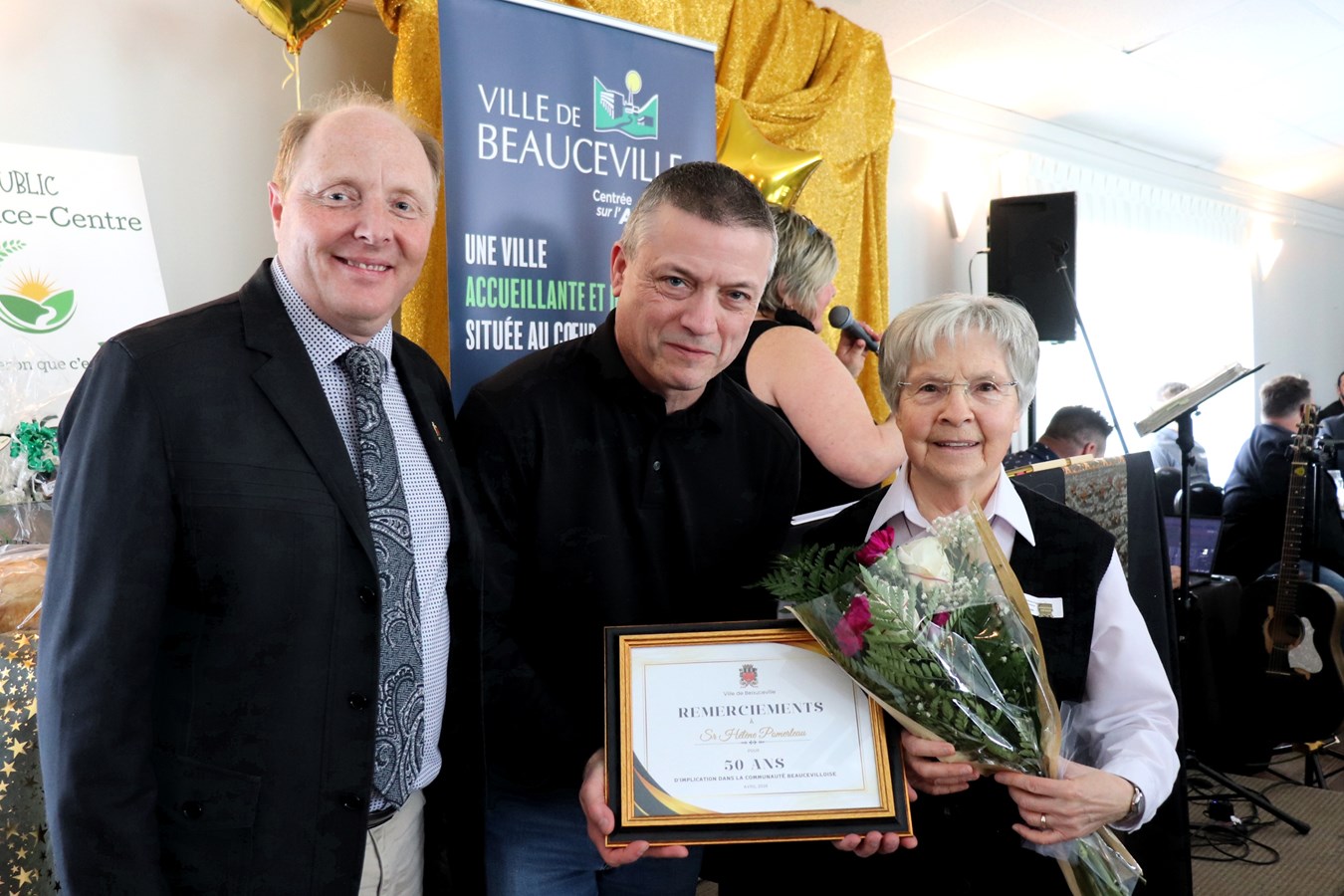 Le maire Patrick Mathieu, le directeur général Serge Vallée et Soeur Hélène Pomerleau