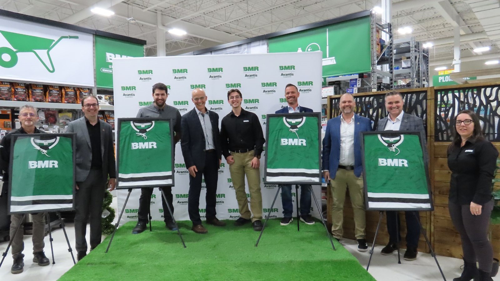 De gauche à droite, Pierre Simard, magasin de Sainte-Claire, Michel Delisle, chef de la direction d’Avantis, Mathieu Dubé, magasin de Saint-Henri, Frédéric Martineau président d’Avantis, Frédéric Larochelle, magasin de Saint-Charles-de-Bellechasse, Olivier Dumais, maire de Saint-Lambert-de-Lauzon, Israel Ward-McNally, vice-président détails d’Avantis, Simon Gouin, vice-président développement des affaires de BMR, et Nadia Boucher, magasin de Saint-Lambert-de-Lauzon.