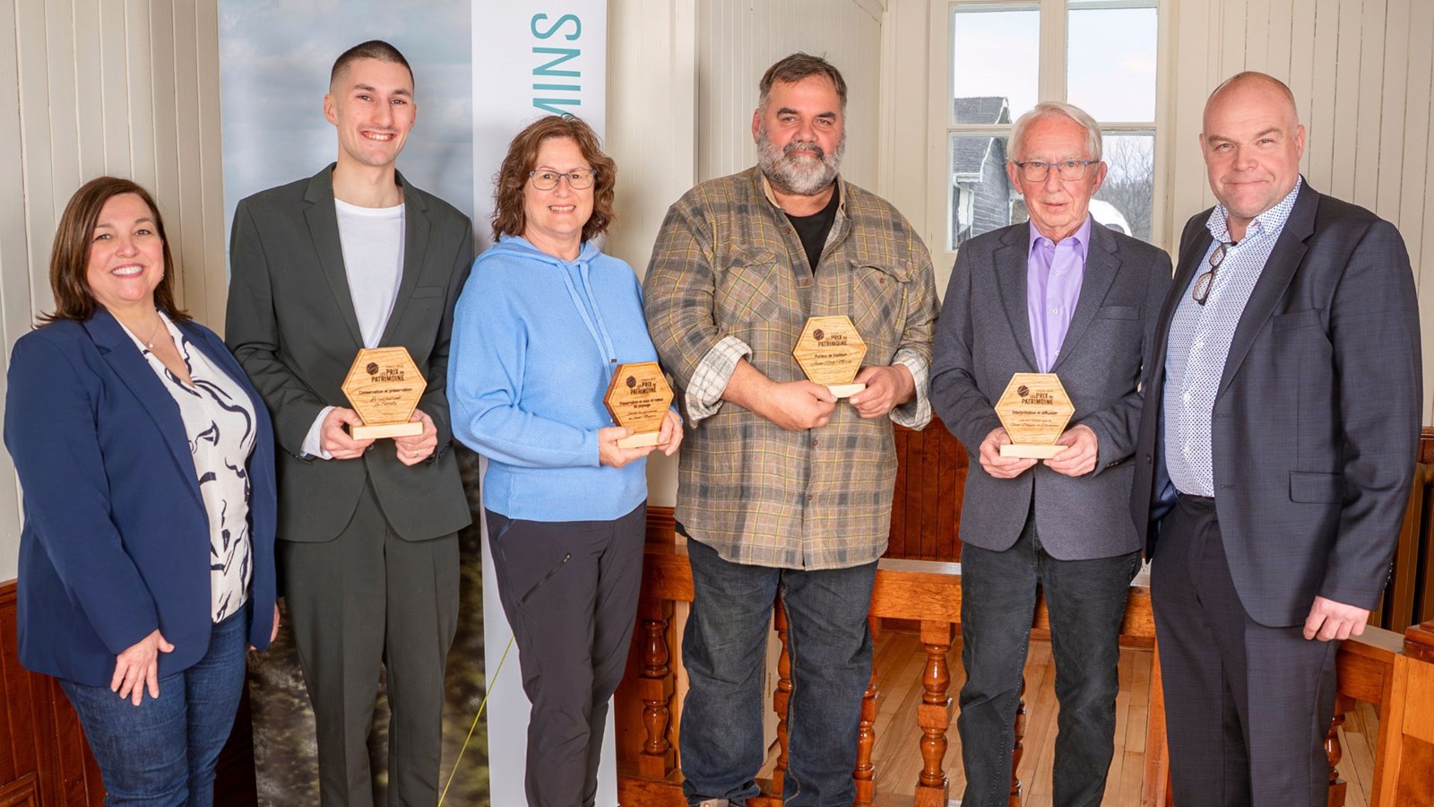 De gauche à droite, Judith Leblond, directrice générale de la MRC des Etchemins, Philippe Clément, Restaurant la Sittelle, Johanne Caron, Société du patrimoine de Saint-Magloire, Jean-Roch Morin, prix Porteur de tradition, Bruno Reny, Société historique de Saint-Prosper-de-Dorchester, et Christian Chabot, préfet de la MRC des Etchemins.