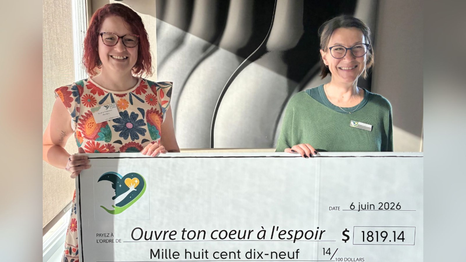 À droite, Stéphanie Vaillancourt, présidente du conseil d’administration d’Ouvre ton cœur à l’espoir, a reçu le don des mains de l'organisatrice du Marché printanier de Saint-Georges, Sophie Trépanier.