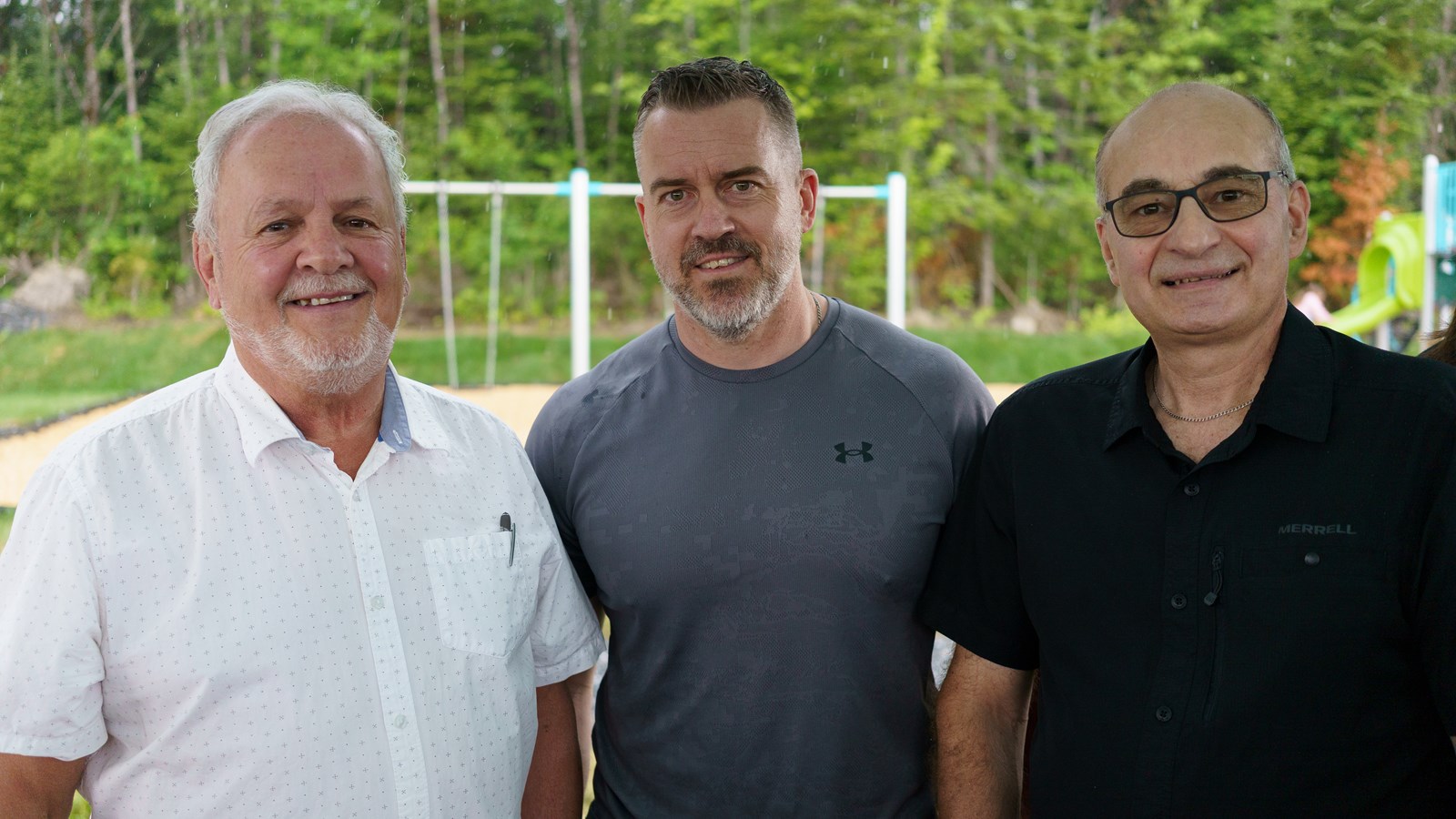 Le maire de la municipalité, Berthier Grondin et deux de ses conseillers