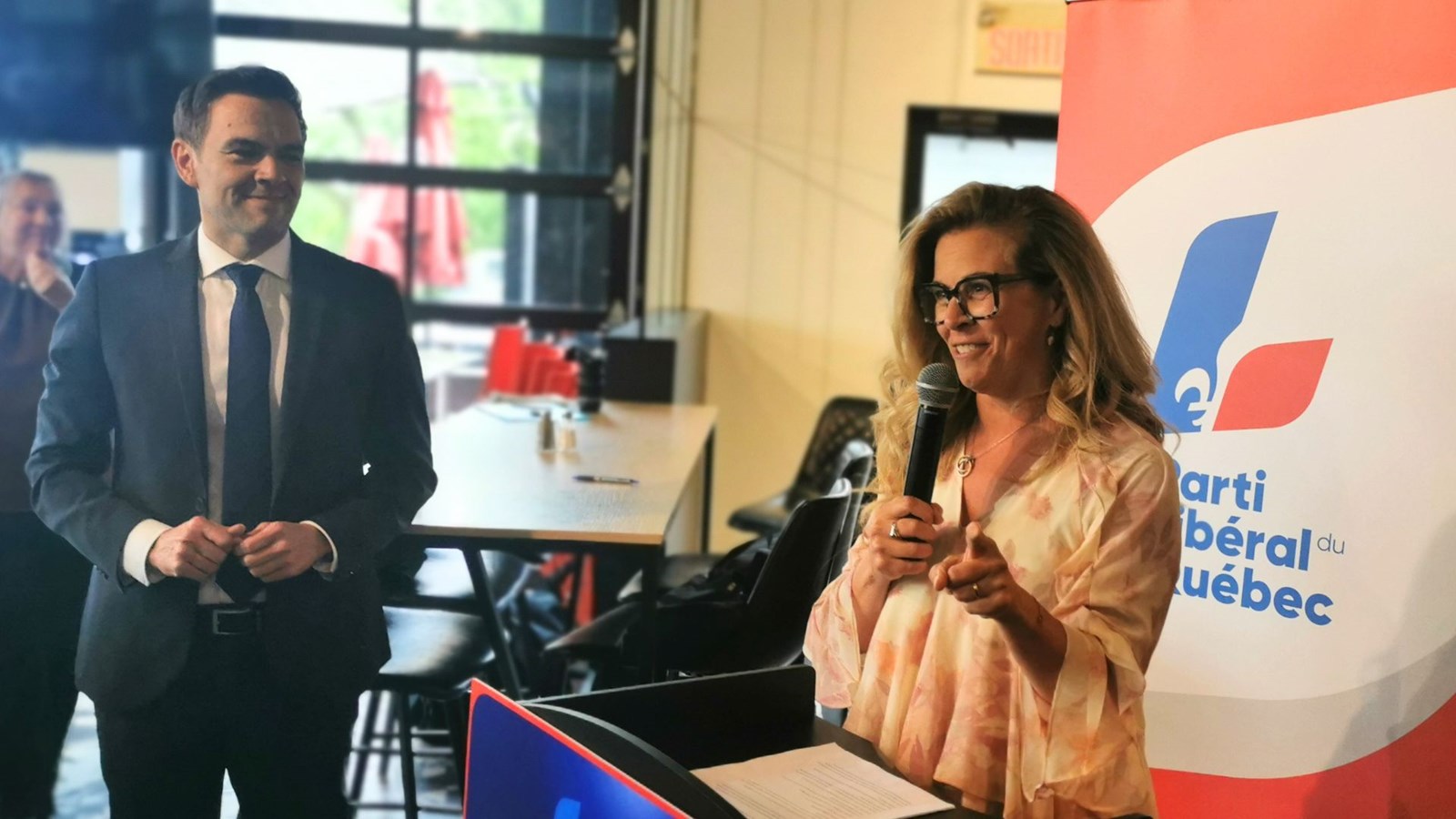 Nancy Labbé a annoncé officiellement sa candidature dans Beauce-Nord, sous l'oeil attentif de son chef, Charles Milliard.