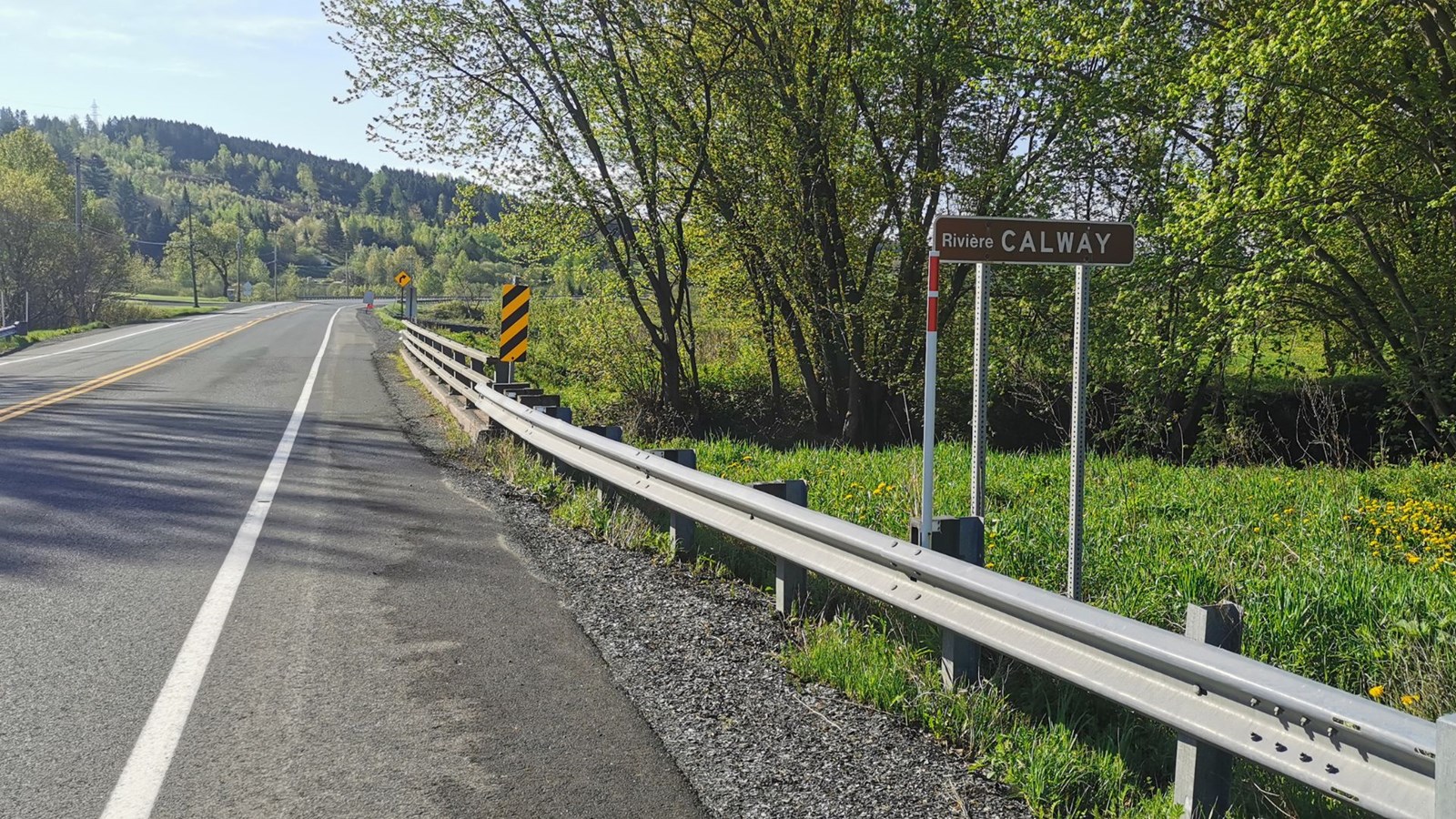 Deux chemins seront construits de part et d’autre de la rivière Calway, pour relier la piste cyclable à la route 173. Sur l'accotement de cette dernière (photo) des glissières de sécurité et des bollards seront installées pour permettre aux cyclistes de circuler.
