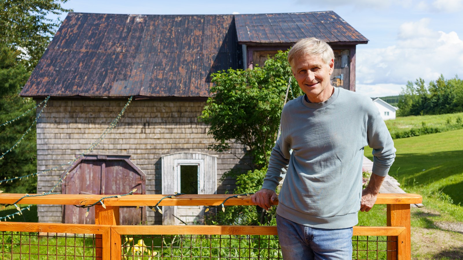 À Saint-Séverin, Cameron Olsen construit des bateaux et cultive une saine façon de vivre