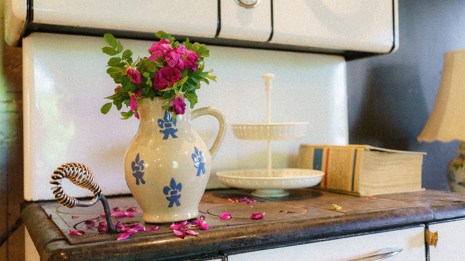 À Saint-Séverin, Cameron Olsen construit des bateaux et cultive une saine façon de vivre