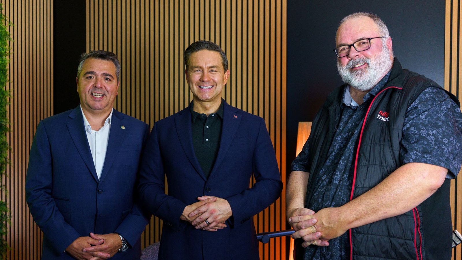 Le chef du Parti conservateur, Pierre Poilievre, était bien sûr accompagné du député fédéral de Beauce, Jason Groleau, lors de sa visite. Il s'est aussi arrêté dans le studio d'EnBeauce.com, pour accorder une entrevue vidéo au chef des nouvelles, Sylvio Morin.