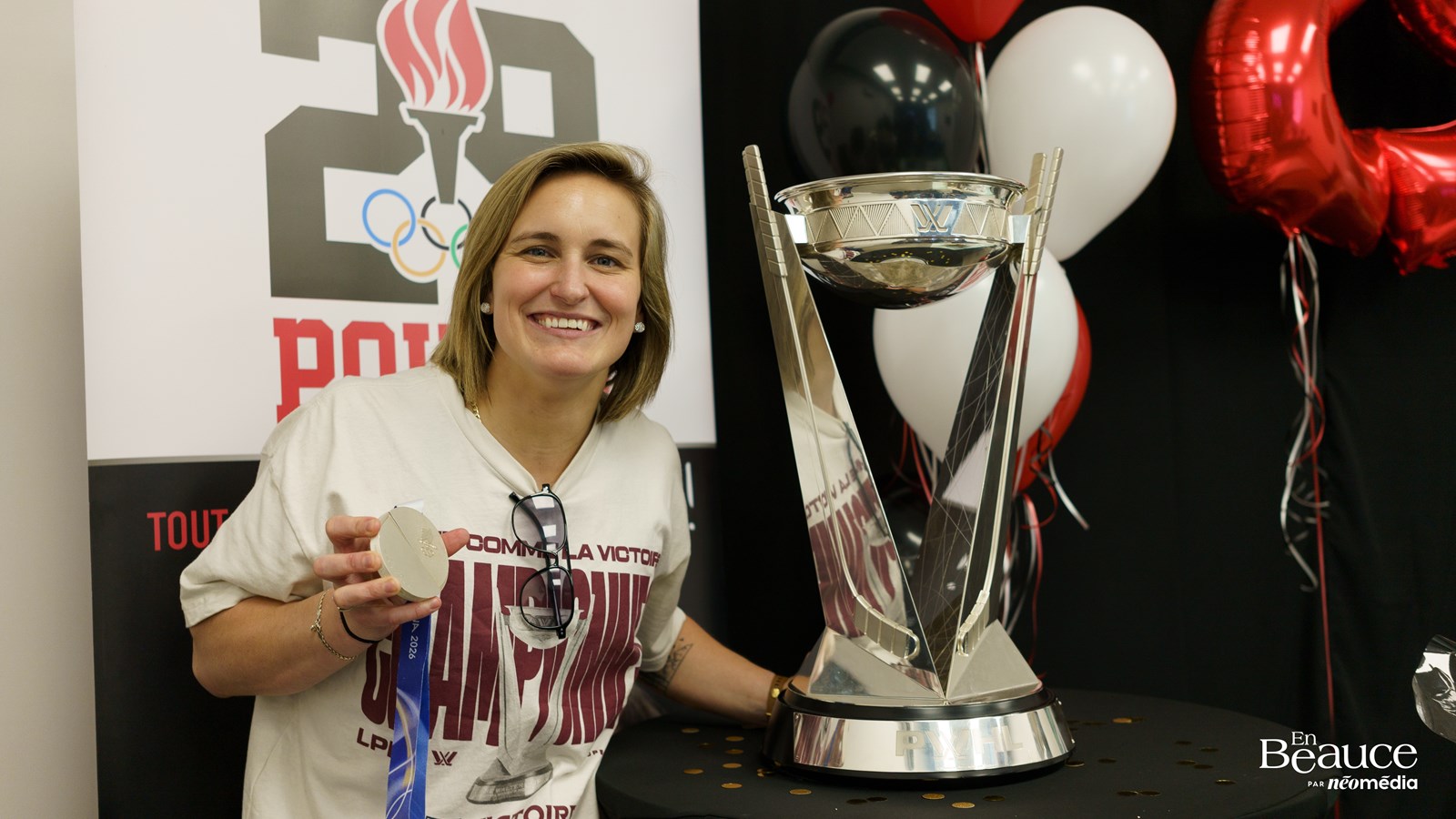 Le 12 juin, Marie-Philip Poulin est venue à Beauceville avec sa médaille d'argent des Jeux olympiques de Milano Cortina 2026 et la Coupe Walter de la LPHF.