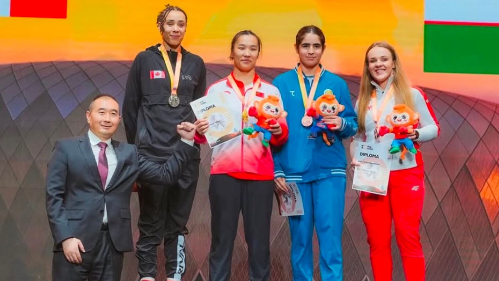 À gauche sur le podium, Tammara Thibeault avec la médaille d’argent remportée en boxe chez les 75 kg, lors de la Coupe du monde qui s'est déroulée la semaine dernière à Guiyang, en Chine.