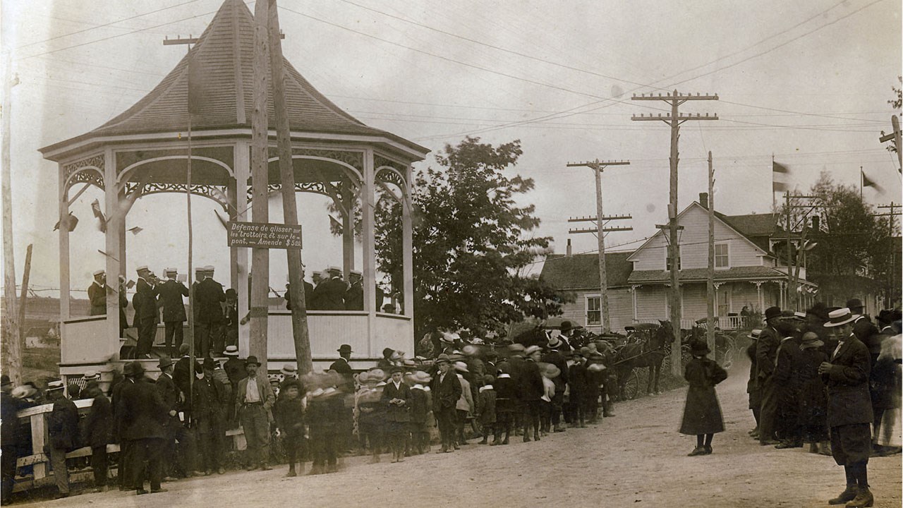 Église, monument et kiosque il y a plus de 100 ans