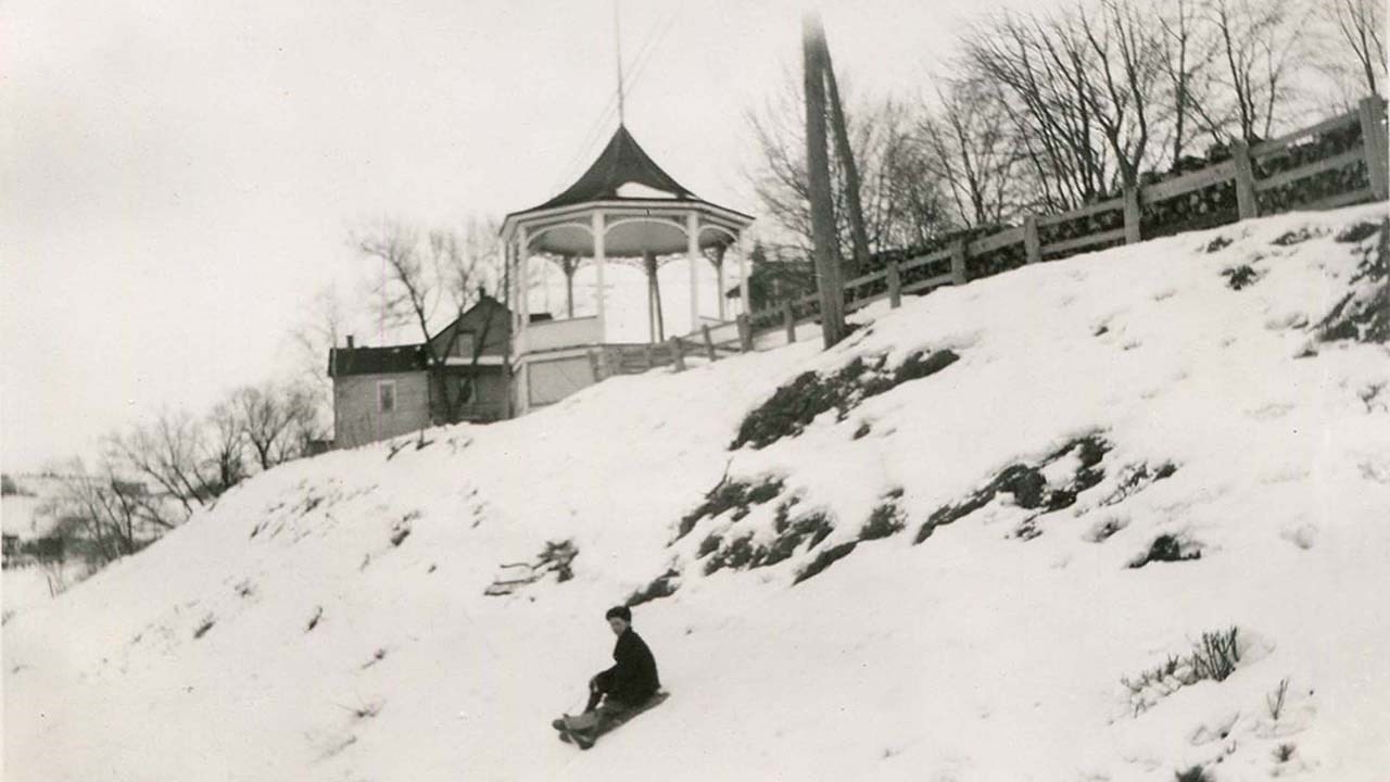 Église, monument et kiosque il y a plus de 100 ans