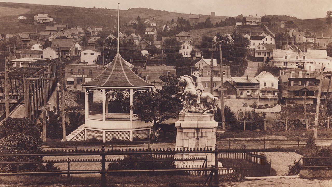 Église, monument et kiosque il y a plus de 100 ans
