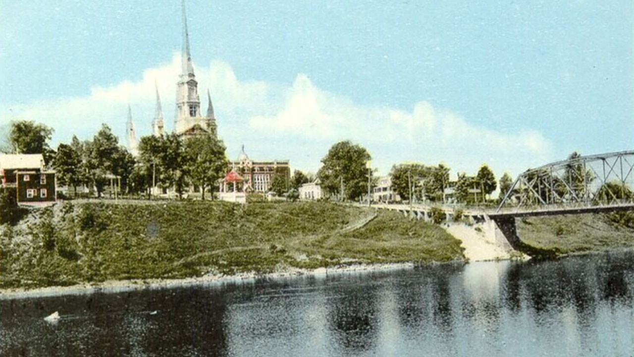 Église, monument et kiosque il y a plus de 100 ans