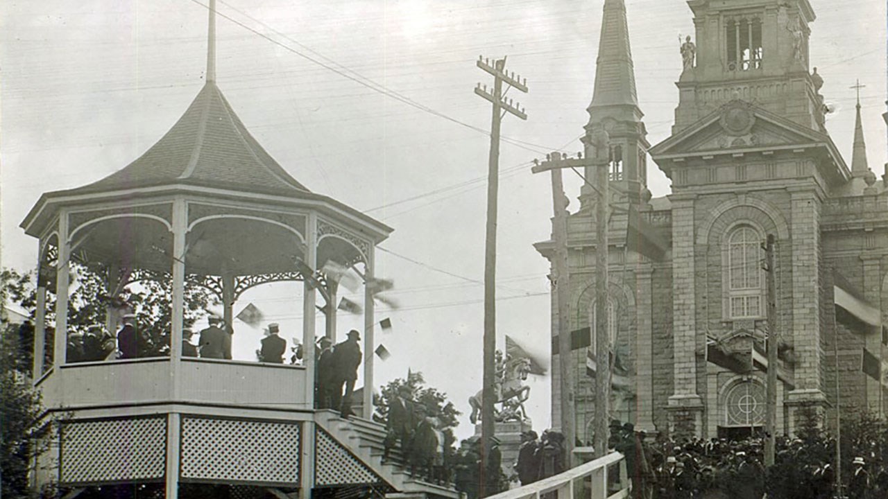 Église, monument et kiosque il y a plus de 100 ans