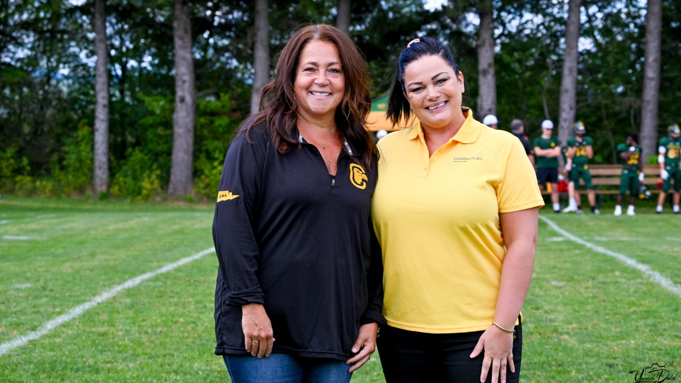 Condors football_Caroline Bouchard, directrice générale et Karine Fecteau de Promutuel Assurances_Noir et or de Valeyfield_2026-08-29_28.jpg