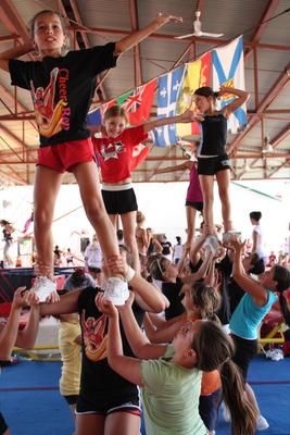 Des cheerleaders en pleine forêt