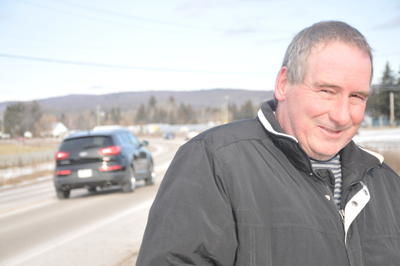 Des témoins portent secours aux victimes d'un accident mortel