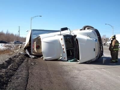 Un poids lourd se renverse sur la route 158