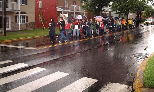 Les carrés rouges bravent la pluie