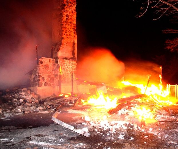 Une résidence inhabitée est la proie des flammes