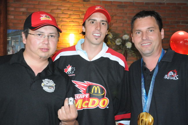 Marc-André Fleury visite une équipe de hockey de Saint-Gabriel-de-Brandon