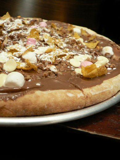 Pizza au Nutella et noisettes