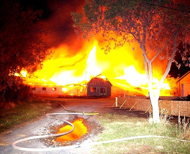 Deux granges rasées par les flammes