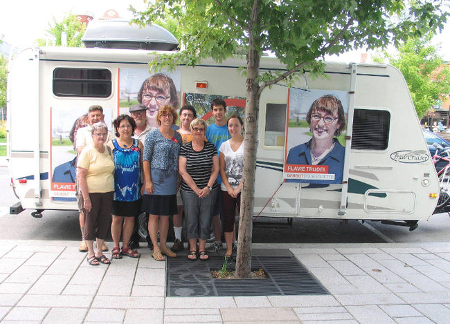 Flavie Trudel fait campagne en roulotte