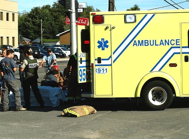 Accrochage entre une mobylette et un camion