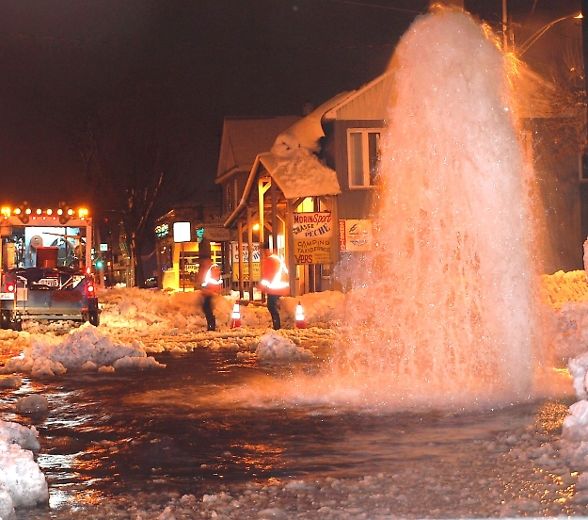 Une niveleuse arrache une borne-fontaine