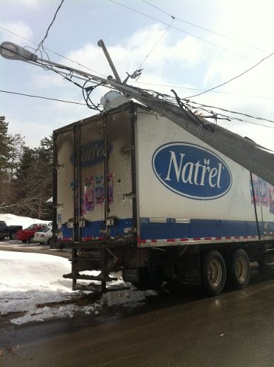 Un camion recule dans un poteau