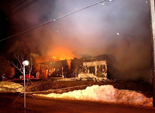 Une usine ravagée par les flammes